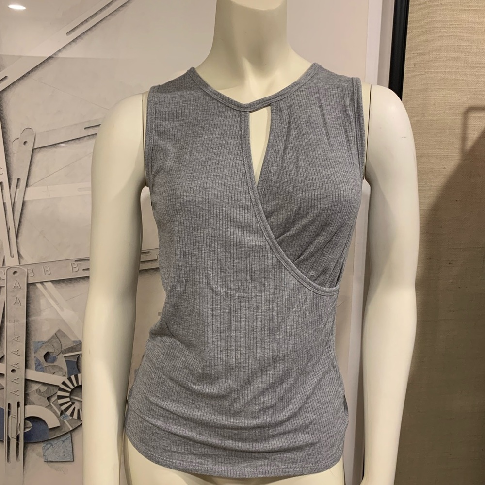 Grey muscle tee shirt with front accent